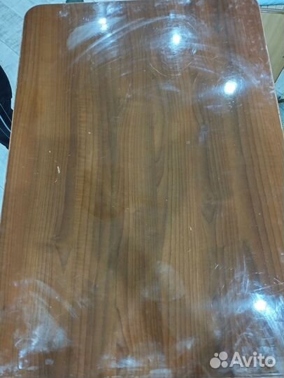 Стол на металлических ножках