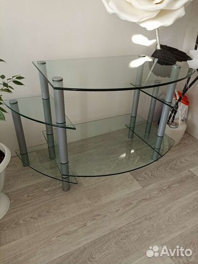 Стеклянный стол