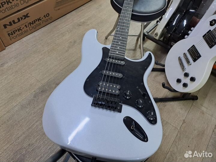 Электрогитара стратокастер белая