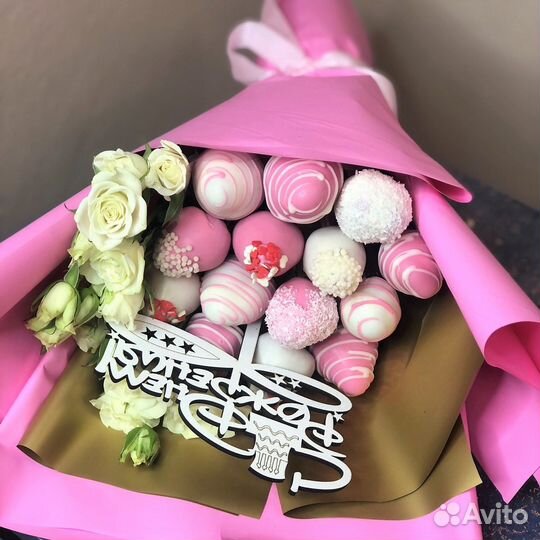 Клубничный букет с цветами Самара