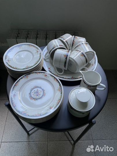 Предметы чайного сервиза с цветочным узором
