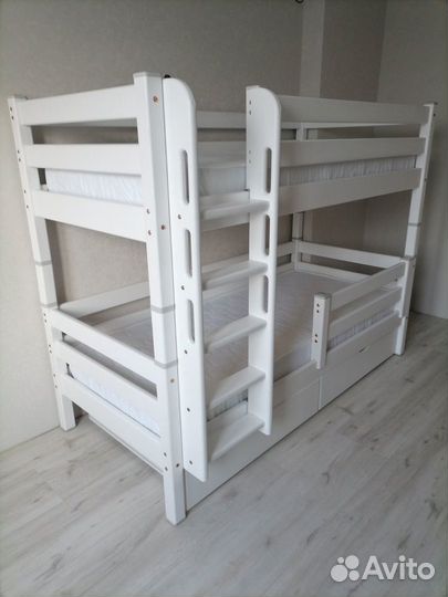 Кровать двухспальная с пружинными матрасами