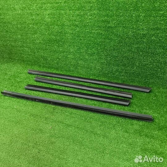 Уплотнитель стекла двери Skoda Fabia 2 (5J) 2008