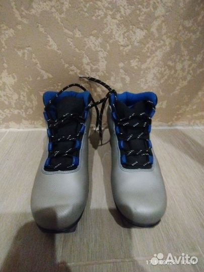 Лыжные ботинки, палки и лыжи