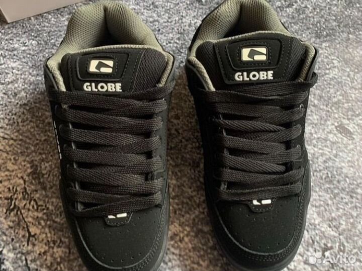 Кеды Globe Tilt на руках