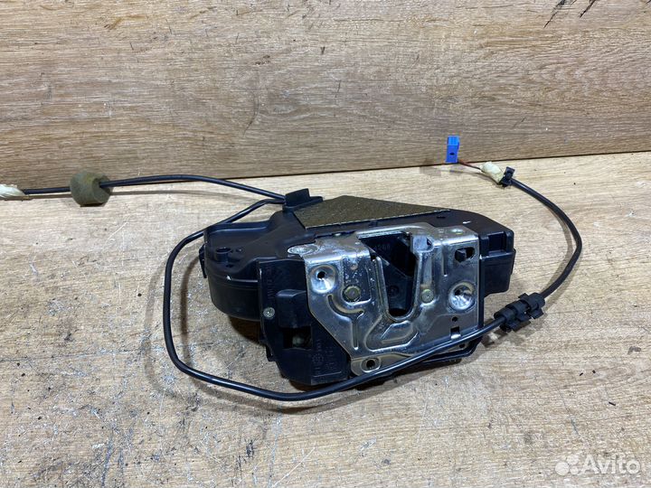 Замок задней правой двери Mercedes W211 ZD138