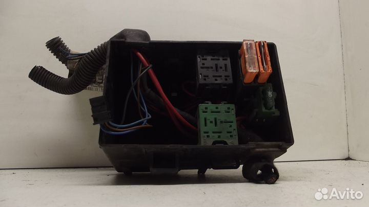 Блок монтажный реле 90560119 Опель Зафира 2003г 2л