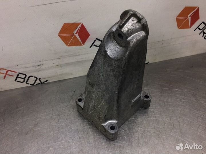 Кронштейн двигателя правый Mercedes C-Class W204