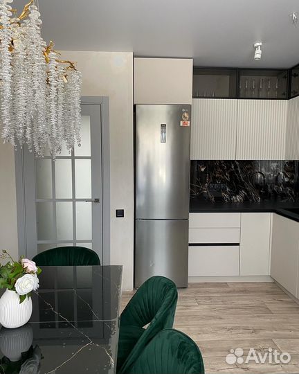 Кухня с витриной под ключ белая