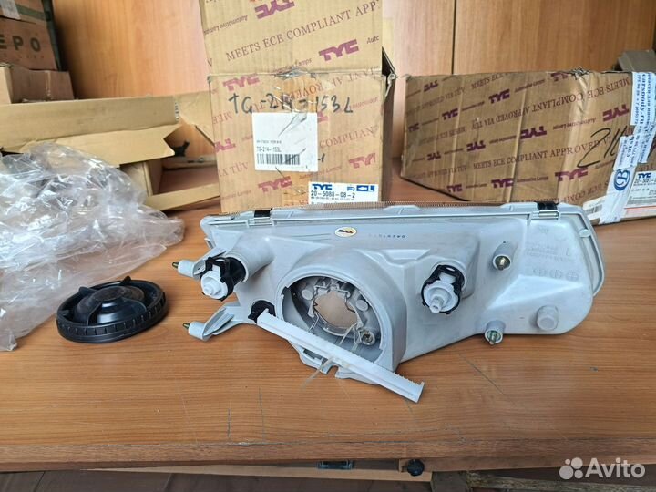 Фара Mitsubishi Carisma левая