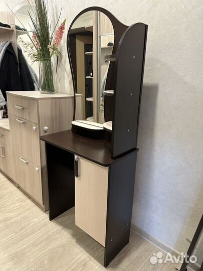 Туалетный столик с зеркалом