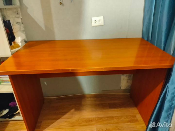 Письменные столы и стулья