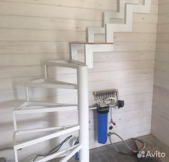 Лестница металлическая. Деревянный ступени. Перила