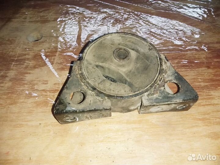 Передняя опора двигателя Nissan Primera P12
