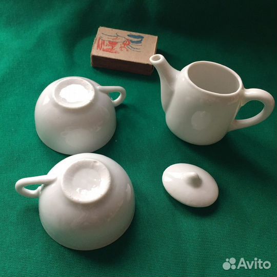 Две чашечки и кофейник