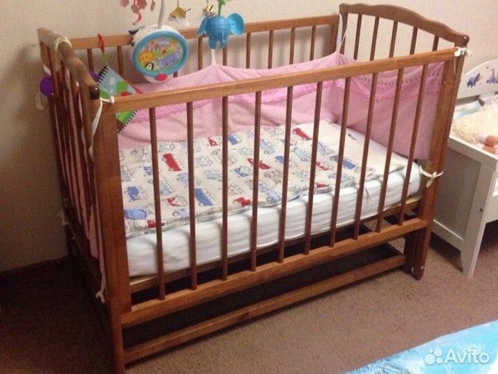 Детская кроватка с маятником