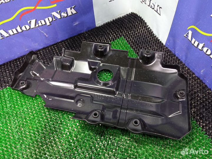 Декоративная накладка двигателя Mitsubishi Fuso Canter FE 85D Mitsubishi Fuso Canter