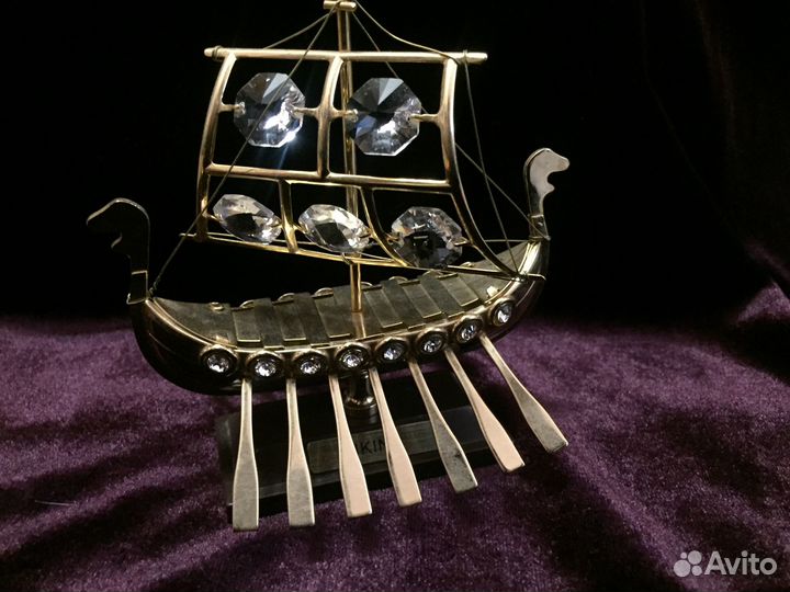 Позолоченная фигурка с кристаллами Сваровски