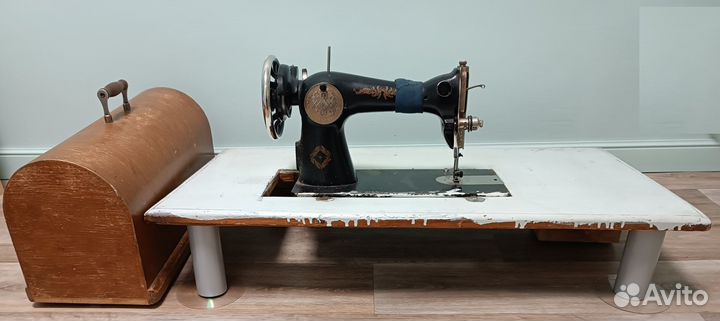 Швейная машина пмз-1А на столе