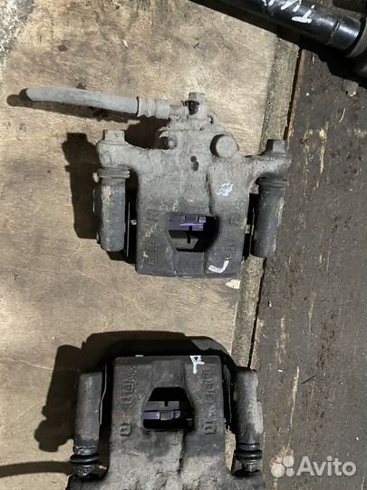 Супорт задний левый правый Ниссан Тиида