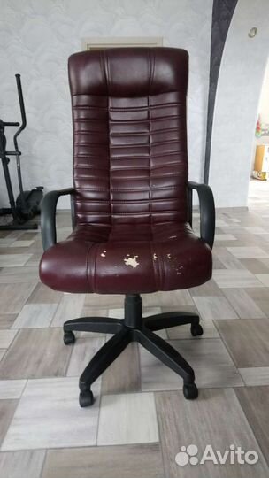 Офисное кожаное кресло бу