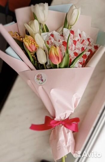 Букеты из конфет и тюльпанов к 8 марта