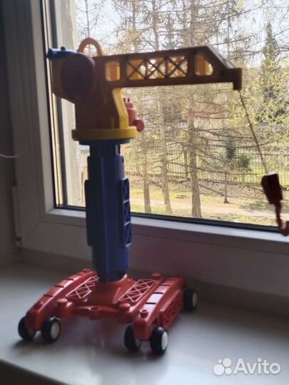 Подъемный кран игрушка