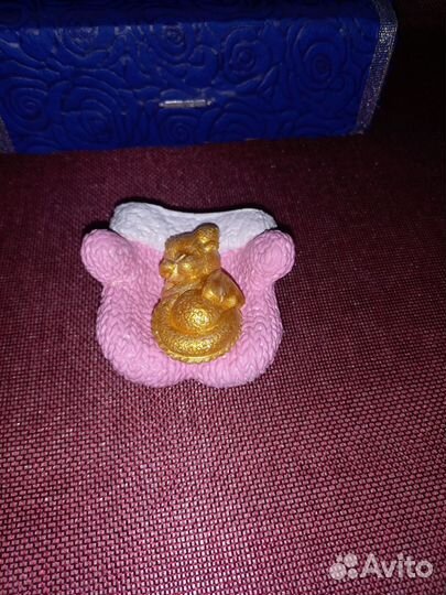 Спящий дракончик на варежке