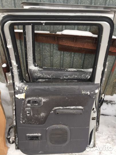 Nissan NP 300 pick UP Дверь задняя правая