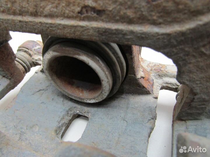 Суппорт задний правый Kia Sorento 2002-2009