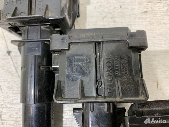 Форсунка омывателя фары передняя правая Toyota