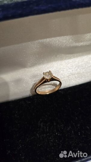 Кольцо с бриллиантом