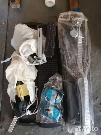 Комплект дв-ых ручек с личинкой и ключами, болты