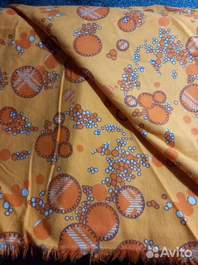 Отрезы ткани, ножницы