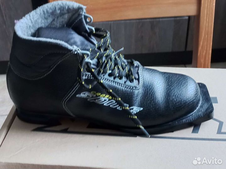 Лыжные ботинки