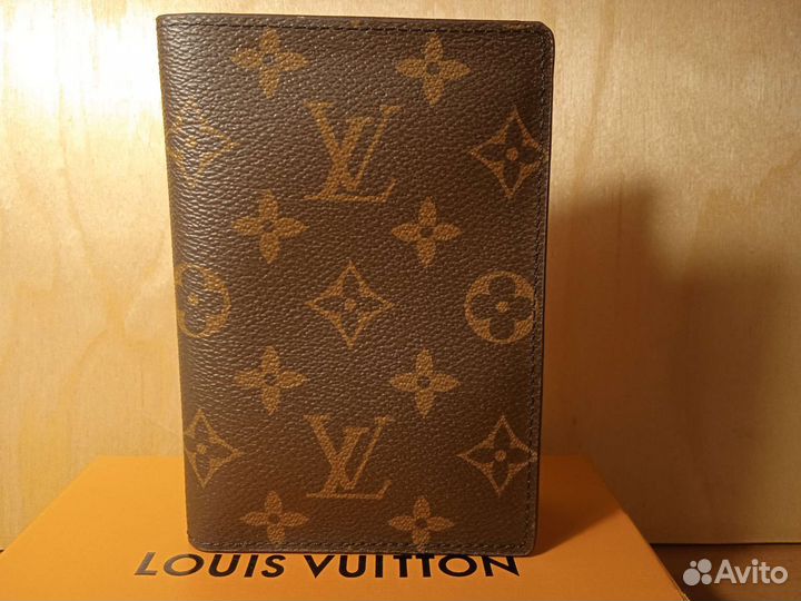 Обложка Louis Vuitton Taiga (Луи Виттон)
