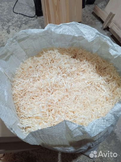 Сухие опилки в мешках