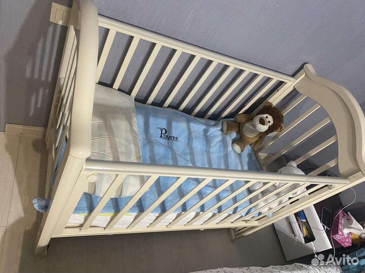 Детская кроватка с маятником и ящиком