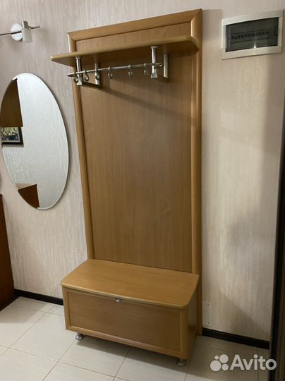 Вешалка для одежды с обувницей в прихожую