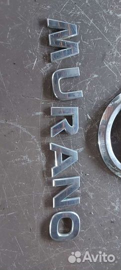 Эмблема крышки багажника на Nissan Murano