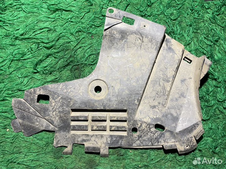 Пыльник двигателя нижний правый logan 05-14