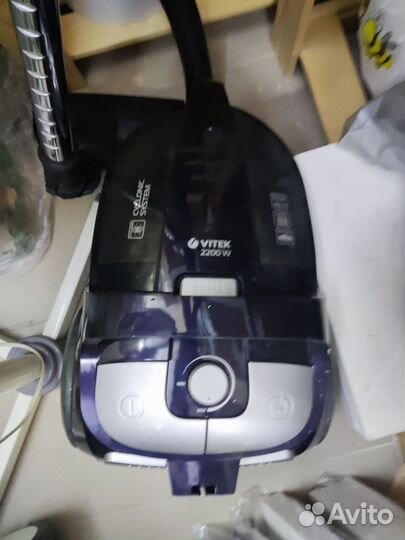 Пылесос с контейнером для пыли Vitek VT-8107