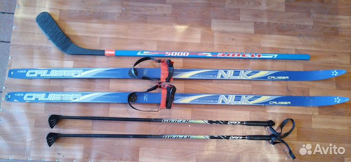 Лыжи с палками и клюшка