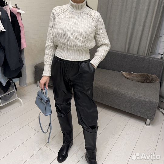 Свитер белый плотный с горлом