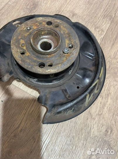 Кулак левый Mercedes-Benz E W124