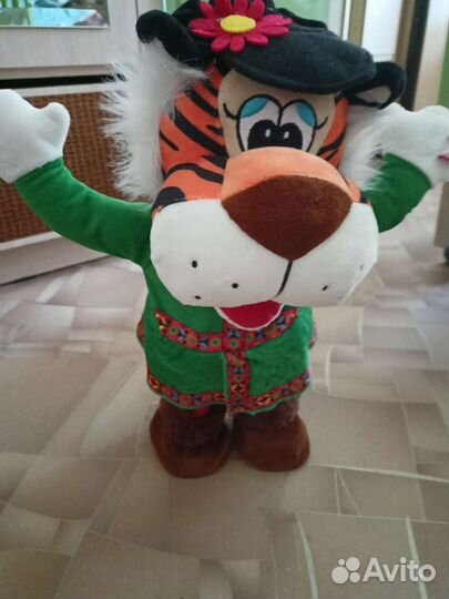 Игрушечный тигр танцует и поет