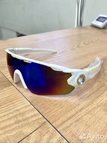 Спортивные солнцезащитные очки белые