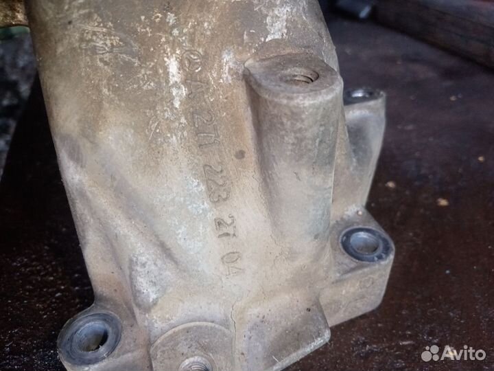 Кронштейн двс левый Mercedes Benz E W212 M271860