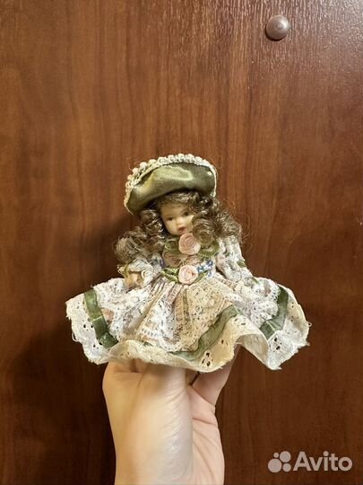 Фарфоровая куколка