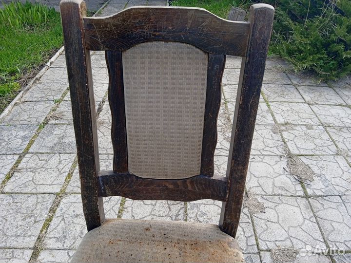 Старый деревянный стул под реставрацию